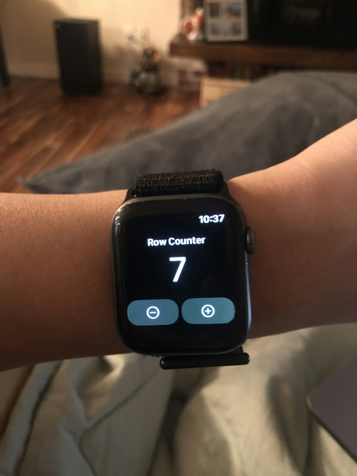 Apple Watch screen of version 1 ArisaKnits Row Counter app with a minus and plus button to increase or decrease the number of rows 